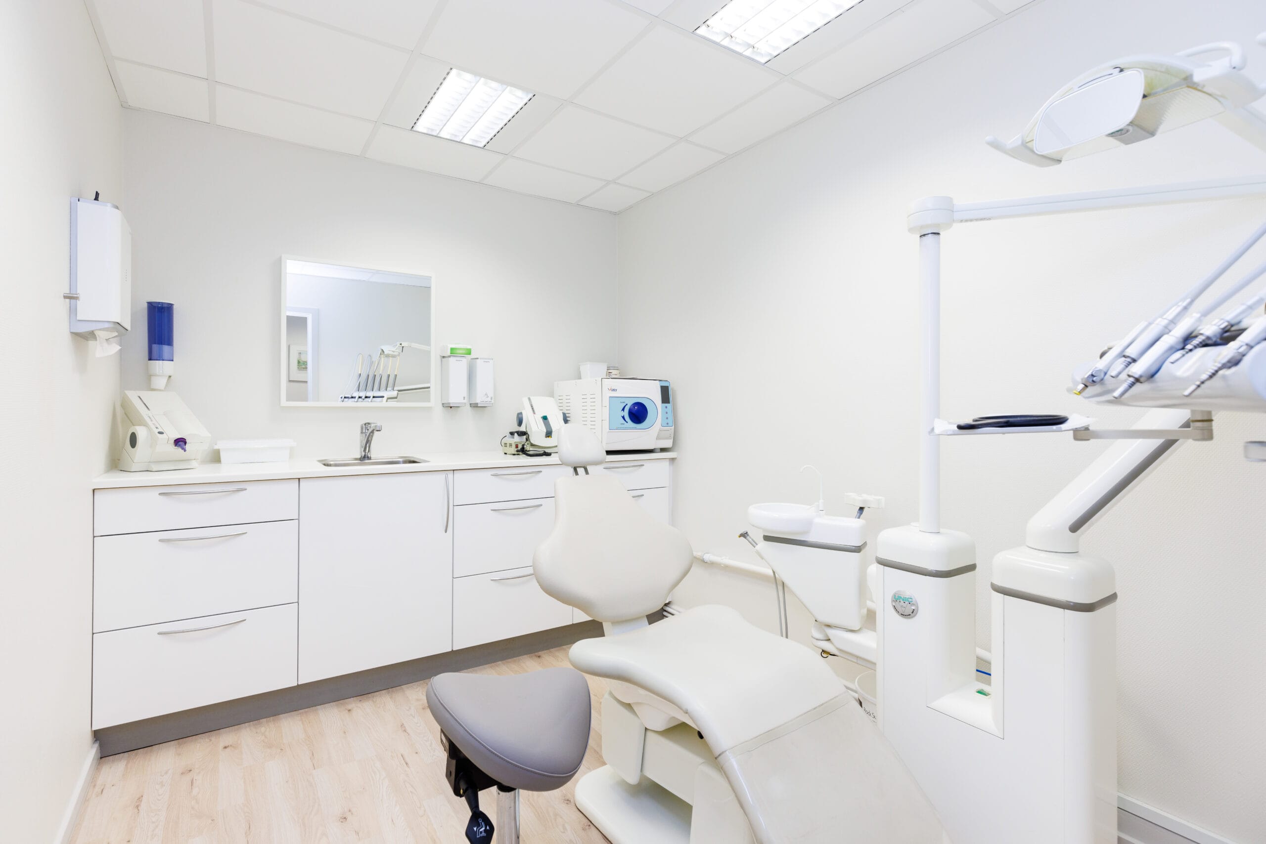 Moderne tandlægestol på klinikrum