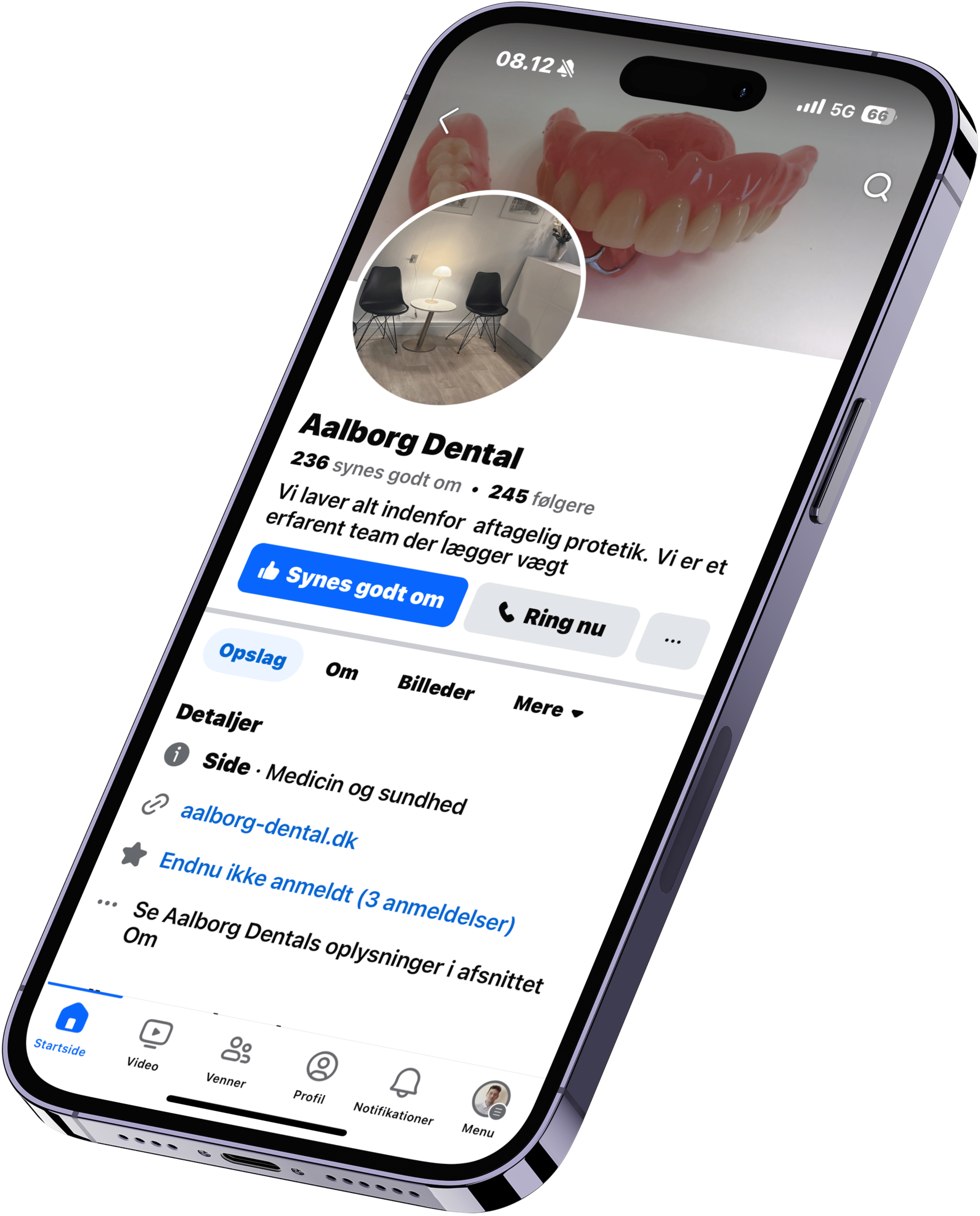 Aalborg Dental Facebook-side vist på smartphone